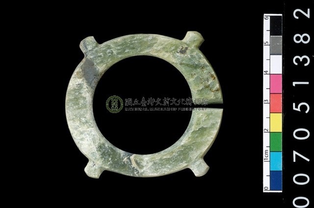 帶四突起玦形耳飾