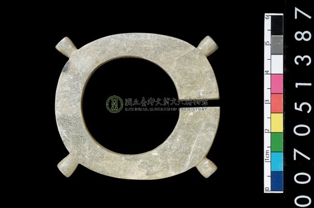 帶四突起玦形耳飾