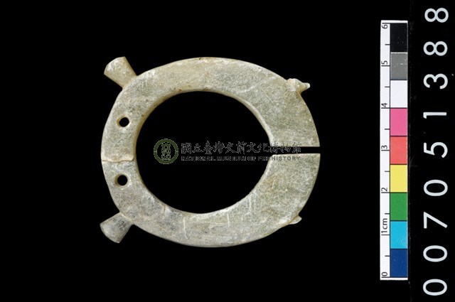 帶四突起玦形耳飾