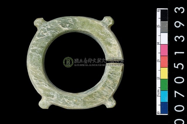 帶四突起玦形耳飾