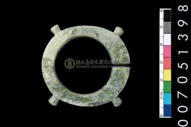 帶四突起玦形耳飾