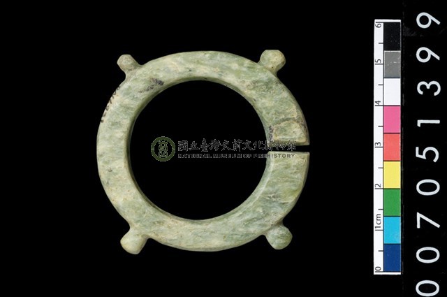 帶四突起玦形耳飾
