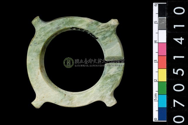 帶四突起玦形耳飾