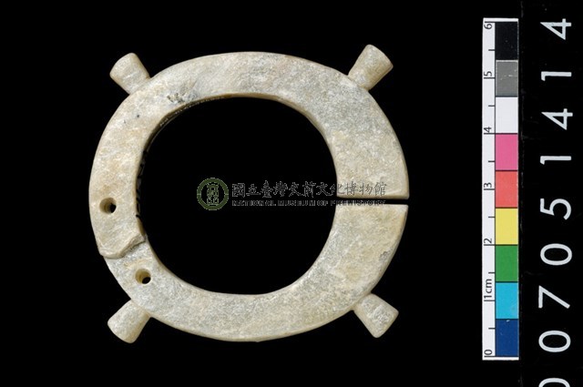帶四突起玦形耳飾