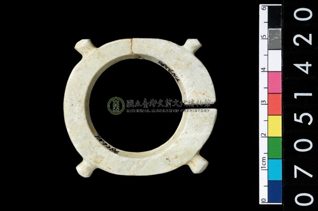 帶四突起玦形耳飾