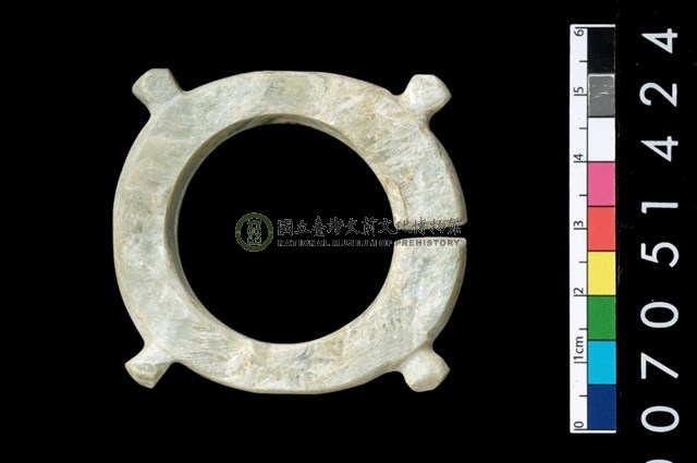 帶四突起玦形耳飾