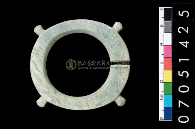 帶四突起玦形耳飾