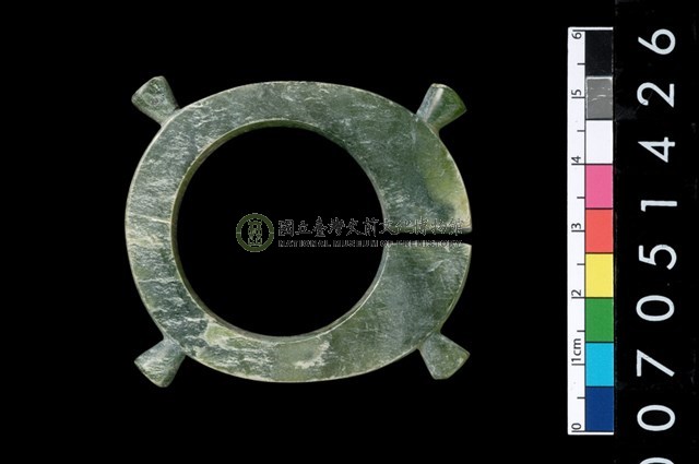 帶四突起玦形耳飾
