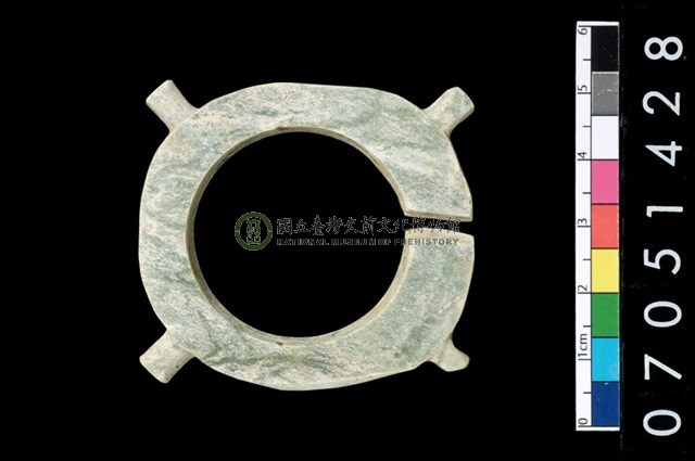 帶四突起玦形耳飾