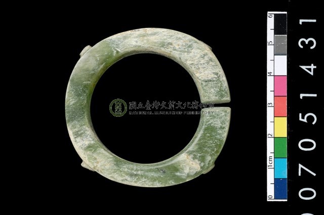 帶四突起玦形耳飾
