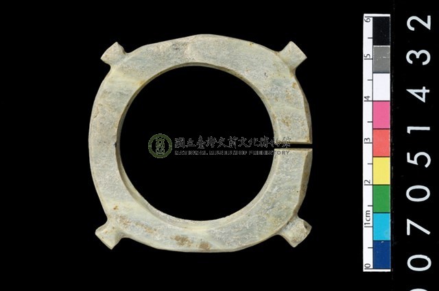 帶四突起玦形耳飾