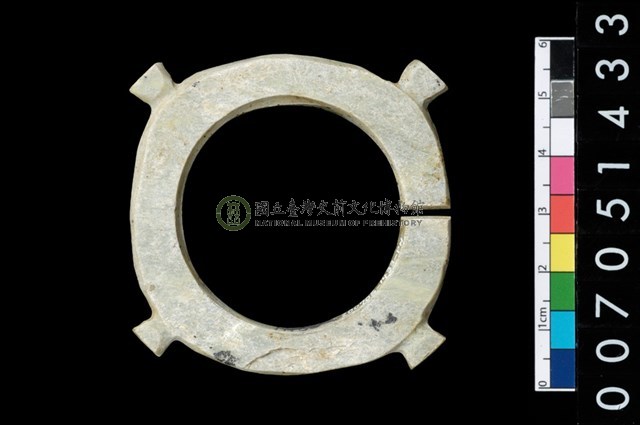 帶四突起玦形耳飾