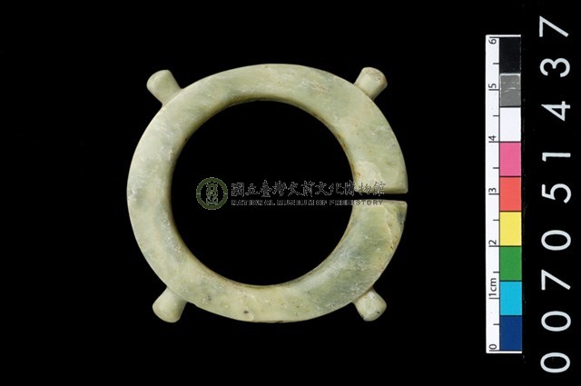 帶四突起玦形耳飾
