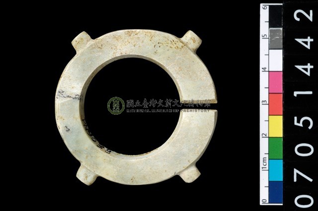 帶四突起玦形耳飾