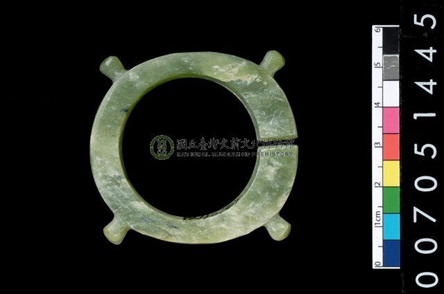 帶四突起玦形耳飾