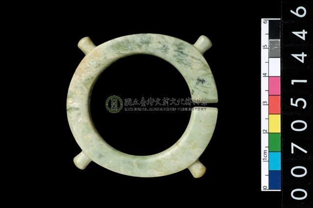 帶四突起玦形耳飾