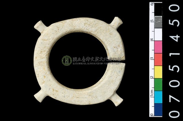 帶四突起玦形耳飾