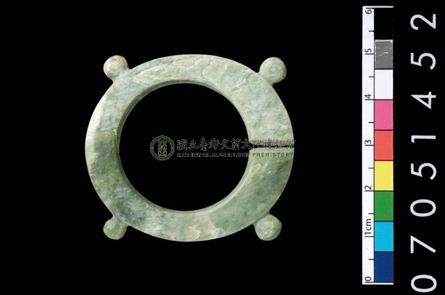 帶四突起玦形耳飾