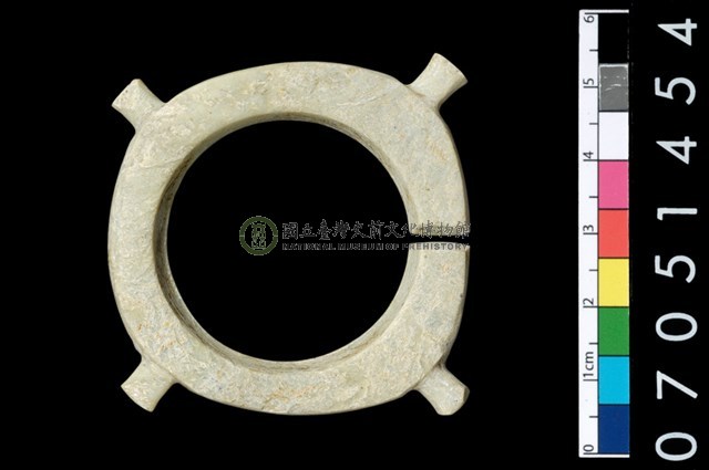 帶四突起玦形耳飾