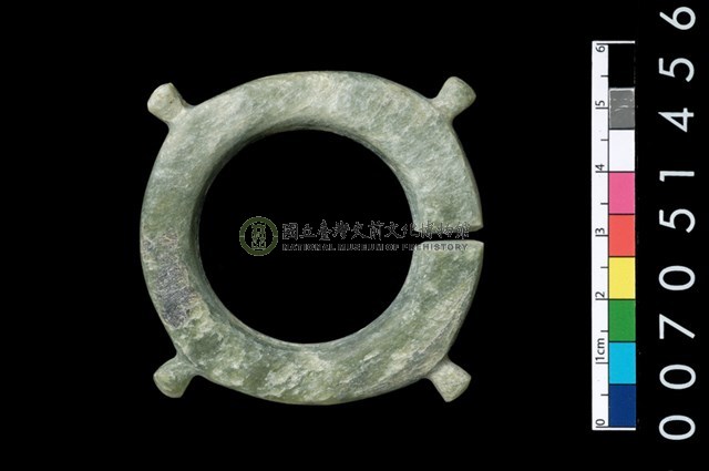 帶四突起玦形耳飾