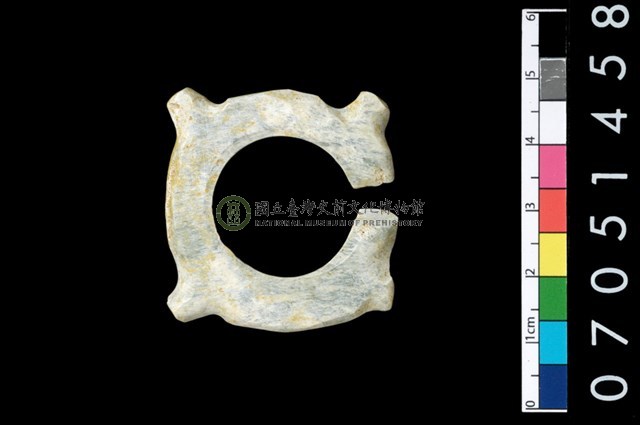 帶四突起玦形耳飾