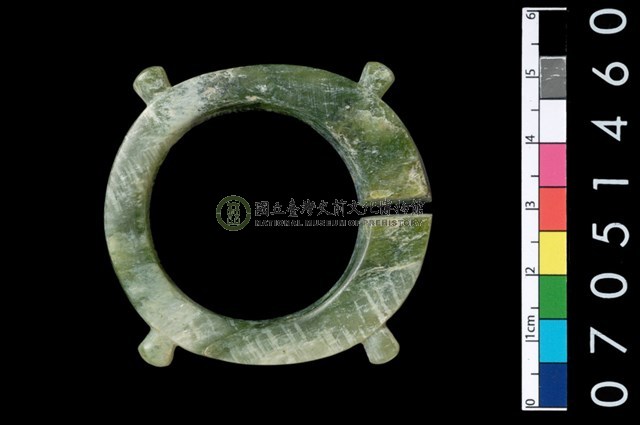 帶四突起玦形耳飾