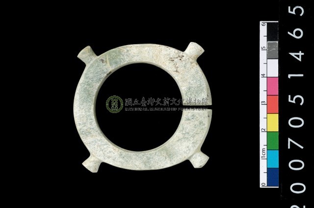 帶四突起玦形耳飾