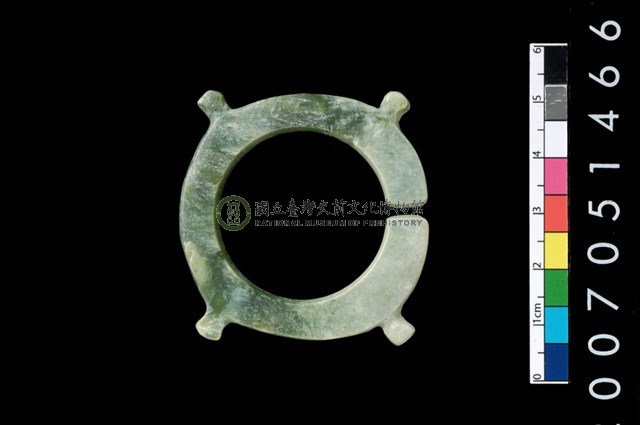 帶四突起玦形耳飾