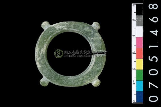 帶四突起玦形耳飾