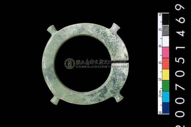 帶四突起玦形耳飾