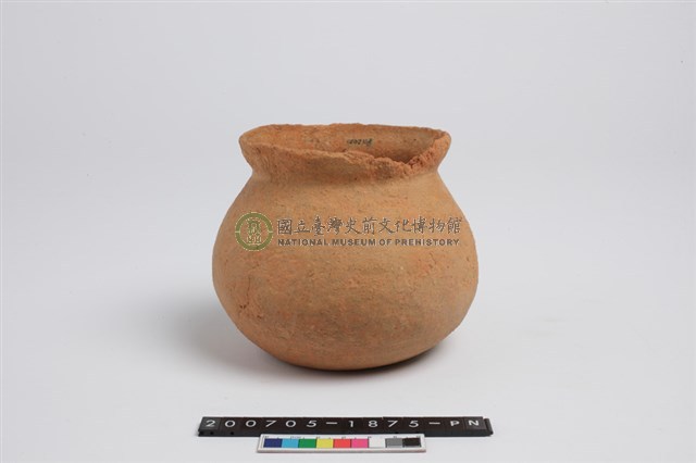 侈口歛唇圓腹凹底無把罐