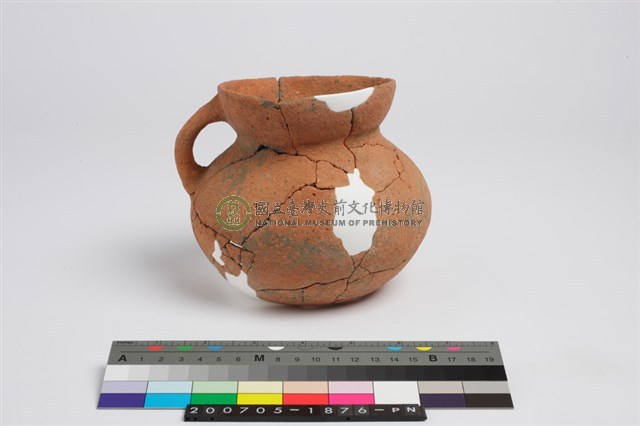 侈口帶流圓腹凹底附加單把罐