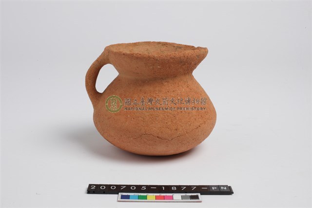 侈口歛唇帶流圓腹平底單把罐