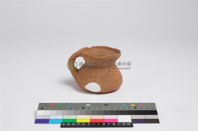 侈口歛唇帶流折底腹凹底單把罐