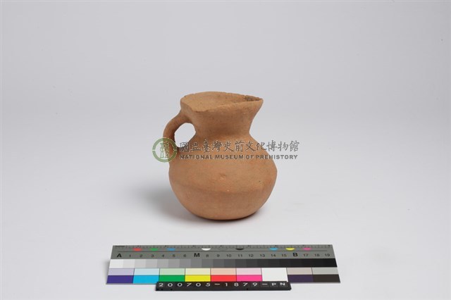 侈口歛唇帶流折腹平底單把罐