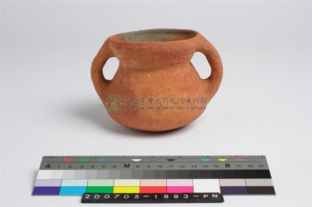 侈口歛唇折腹平底雙把罐