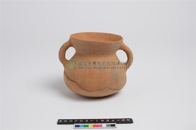 侈口歛唇圓腹凹底雙把罐