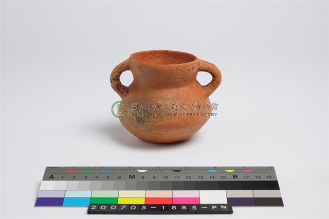 侈口歛唇折腹凹底雙把罐