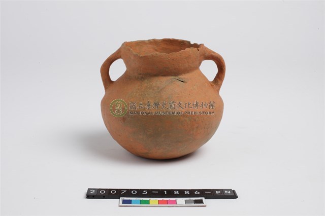 侈口歛唇帶流折腹凹底雙豎把罐