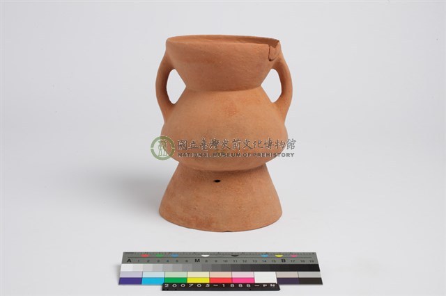 侈口歛唇折腹平底雙豎把圈足罐