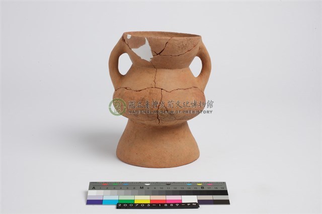 侈口歛唇折腹平底雙豎把圈足罐