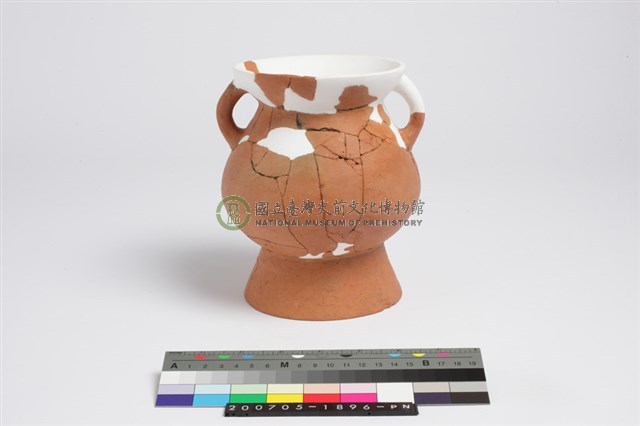 侈口歛唇折腹圓底雙豎把圈足罐