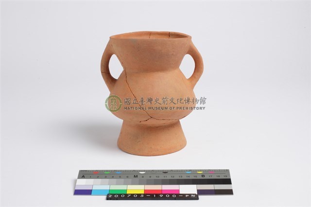 侈口歛唇折腹平底雙豎把圈足罐