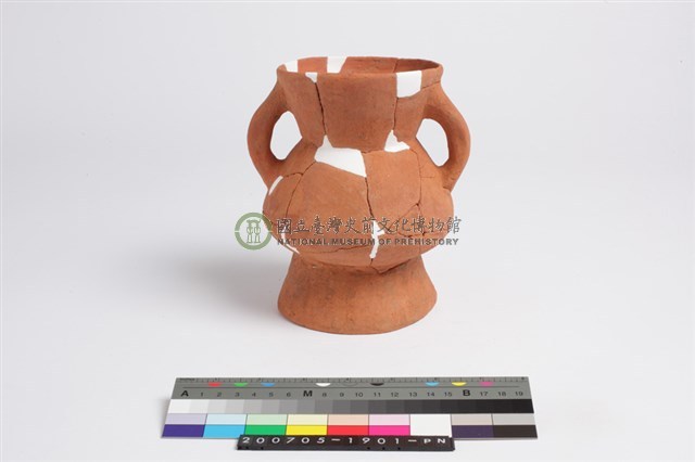 侈口歛唇折腹平底雙豎把圈足罐