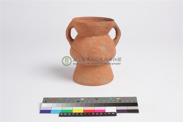 侈口斂唇帶流折腹圓底雙豎把圈足罐