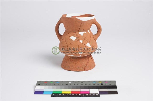 侈口斂唇帶紋折腹圓底雙豎把圈足罐