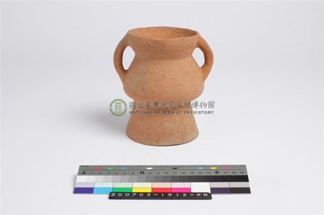 侈口斂唇帶流折腹圓底雙豎把圈足罐