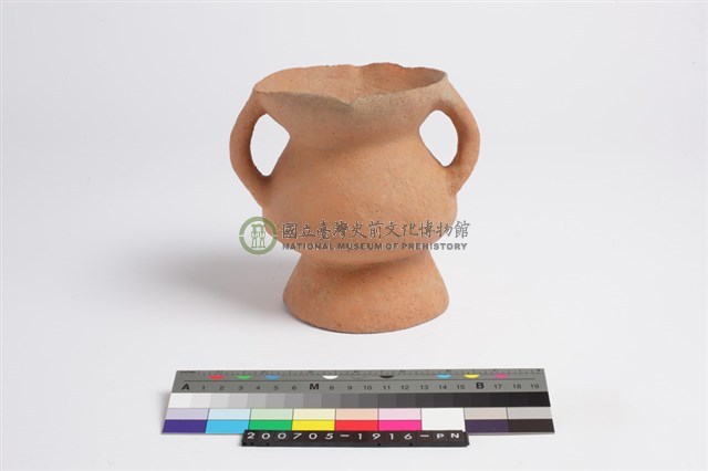 侈口斂唇帶雙流折腹平底雙豎把圈足罐