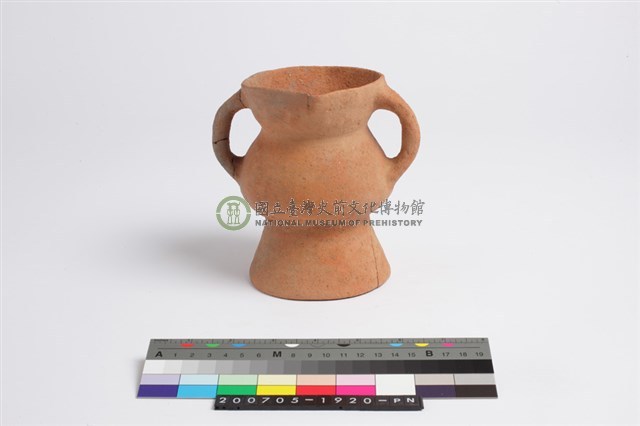 侈口斂唇帶雙流折腹平底雙豎把圈足罐