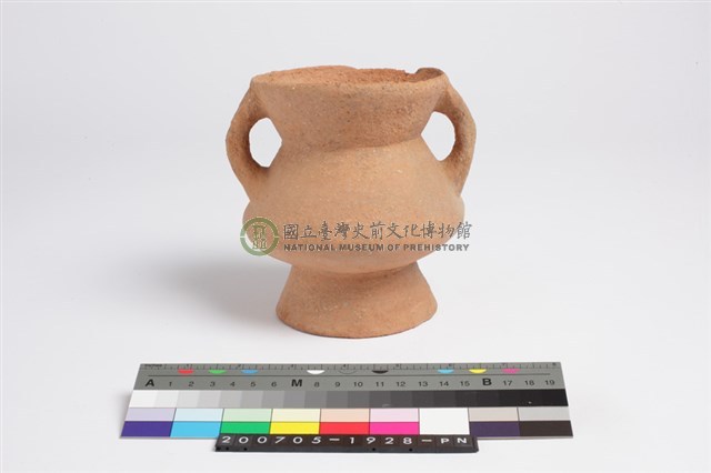 侈口斂唇折腹平底雙豎把圈足罐